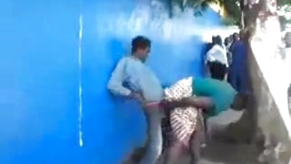 بڑے ٹٹڈ ملف کو نرم مقعد جنسی پسند ہے۔