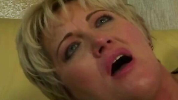 Busty MILF ایک مساج تھراپی لیکچر میں