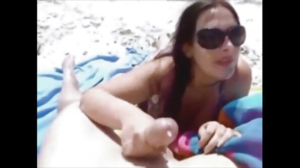 چھوٹے سنہرے بالوں والی Zazie Skymm اس کے پریمی کو ایک blowjob دیتا ہے