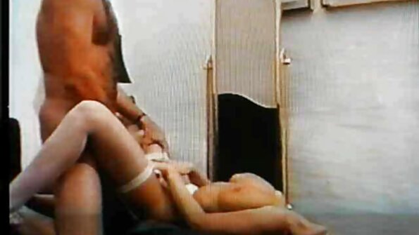 Horny Milf کیٹی سینٹ Ives اس کی نم چیری پیش کرتے ہیں۔